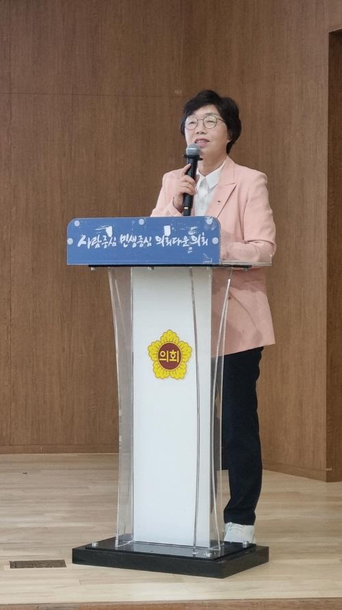 NSP통신-박옥분 경기도의원이 3일 도의회 대회의실에서 열린 2025년 경기여성정책 컨퍼런스에서 경기도 여성과 권력 및 의사결정 주제로 발표를 하고 있다. (사진 = 경기도의)