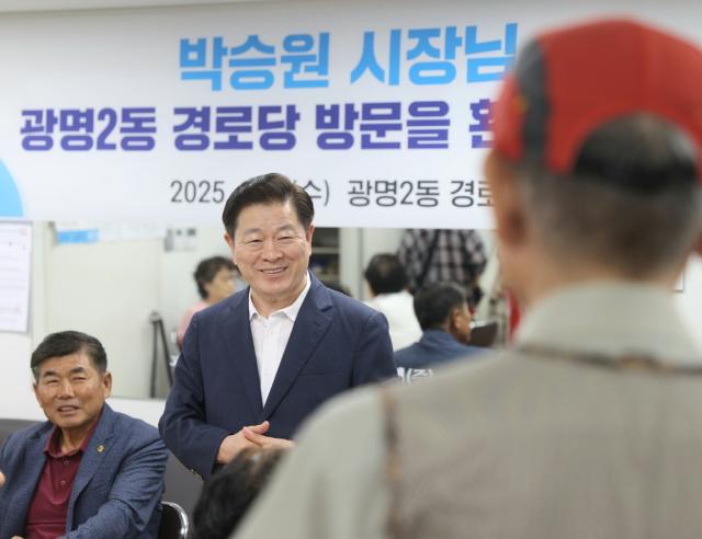 NSP통신-박승원 광명시장이 광명2동 경로당에 방문해 어르신들의 이야기를 경청하고 있다. (사진 = 광명시)