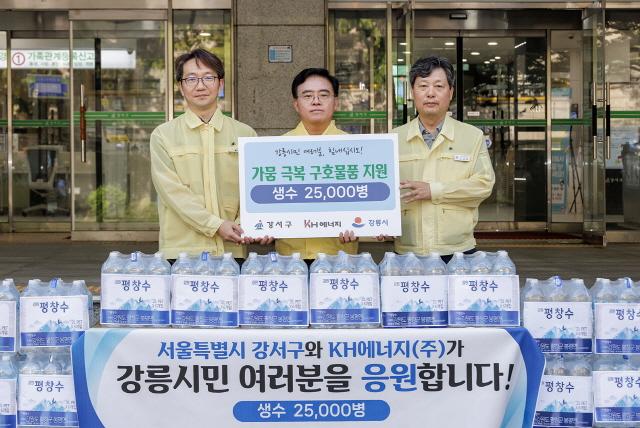 NSP통신-서울 강서구(구청장 진교훈)가 강릉시에 생수 2리터 5000병, 500ml 2만병 등 20톤에 이르는 생수 2만 5000병을 전달하고 기념촬영하고 있다. 사진은 진교훈 구청장(가운데)이 가뭄 피해 지원단과 강서구청 정문 앞에서 기념촬영을 하고 있다. (사진 = 서울 강서구청)