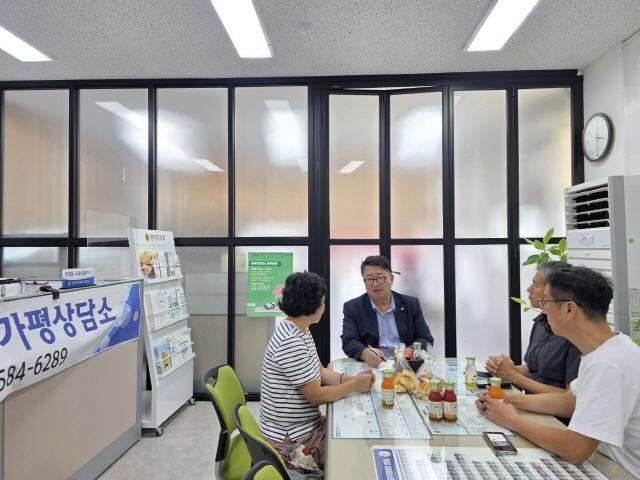 NSP통신-2일 임광현 경기도의원이 가평상담소에서 용추계곡소상공인협회와 간담회를 갖고 있다. (사진 = 경기도의회)