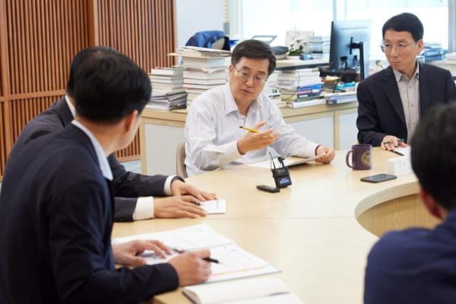NSP통신-3일 오후 경기도청 집무실에서 김동연 경기도지사가 근로감독권 실행 전략 점검회의를 주재하고 있다. (사진 = 경기도)