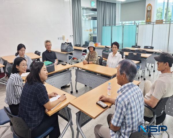 NSP통신-청송군은 지난달 28일 청송군 보건의료원 3층 회의실에서 AI-IoT 기반 어르신 건강관리사업의 일환으로 우리 동네 걷기왕 시상식을 개최했다. (사진 = 청송군)