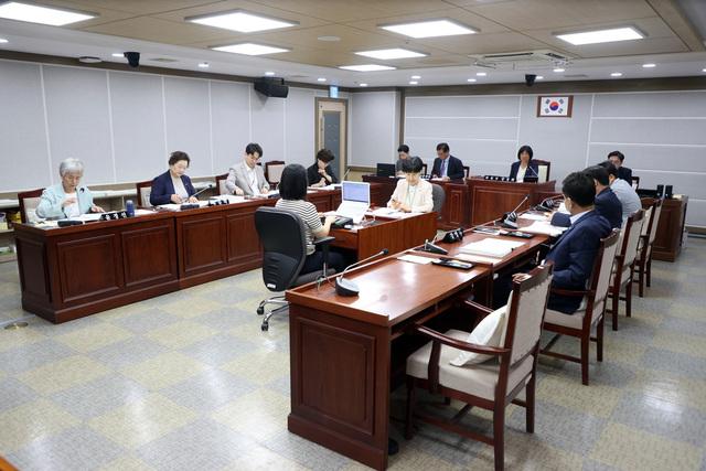 NSP통신-3일 수원시의회 기획경제위원회가 소관부서의 주요업무를 청취하고 있다. (사진 = 수원시의회)