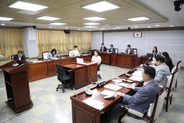 NSP통신-3일 수원시의회 보건복지위원회가 소관부서 주요업무 추진실적을 점검하고 있다. (사진 = 수원시의회)