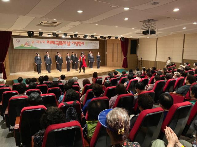 NSP통신-지난해 9월 성남시 중원구보건소에서 열린 치매극복의 날 행사 때 기념 공연 모습. (사진 = 성남시)