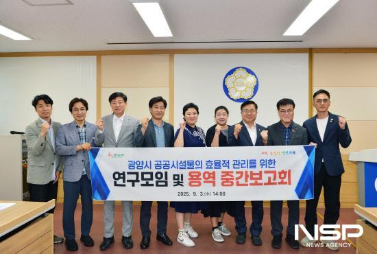 NSP통신-광양시의회 공공시설물의 효율적 관리를 위한 연구모임 기념 찰영 (사진 = 광양시의회)
