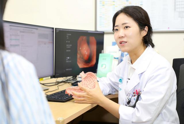NSP통신-강릉아산병원 암센터 외과 정성아 교수가 위암에 대해 설명하고 있는 모습. (사진 = 강릉아산)