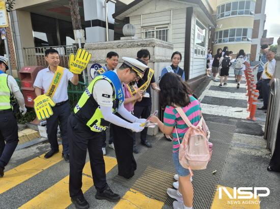 NSP통신-광양경찰서 직원들 홍보물품 어린이들에게 전달 (사진 = 광양경찰서)
