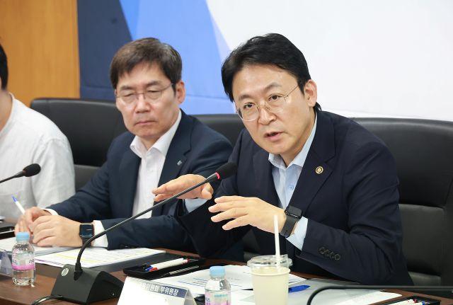 NSP통신-권대영 금융위원회 부위원장이 4일 오전 서울 여의도 소상공인연합회에서 송치영 소상공인엽합회장을 비롯해 중소기업은행, 신용보증기금, 서민금융진흥원, 신용정보원 등 유관기관과 은행권, 상호금융업권, 핀테크 업권 등과 함께 성실상환 소상공인에 대한 자급지원, 금융비용 경감방안을 발표했다. (사진 = 금융위원회)