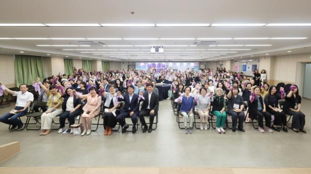 NSP통신-2025년 부천시 양성평등주간 기념식 단체기념 촬영 모습. (사진 = 부천시)