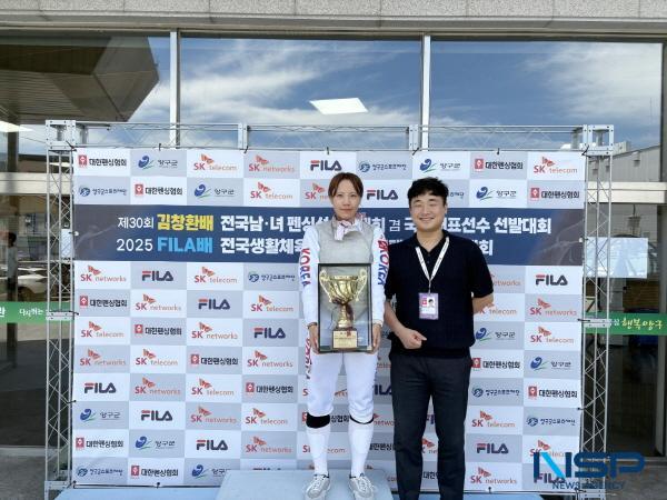 NSP통신-대구대학교 펜싱부의 호세진 선수가 펜싱 여자 플러레 국가대표로 선발되는 영예를 안았다. 대구대학교 펜싱부의 호세진 선수(왼쪽)와 김효곤 감독 입상 기념사진 (사진 = 대구대학교)