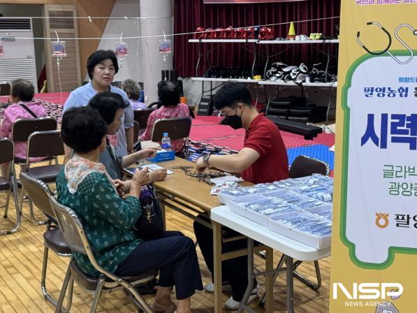 NSP통신-고흥군이 의료 접근성이 낮은 농촌지역 주민들을 위해 농촌왕진버스를 운영 큰 호응을 얻고 있다. (사진 = 고흥군)