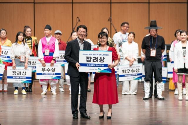 NSP통신-2025 경기도 주민자치 장끼한마당 경연대회에서 의왕시 내손1동 주민자치센터 소속 우쿠올라팀이 장려상을 수상했다. 사진 왼쪽부터 김성중 경기도 행정1부지사, 채상임 우쿠올라팀 대표. (사진 = 의왕시)