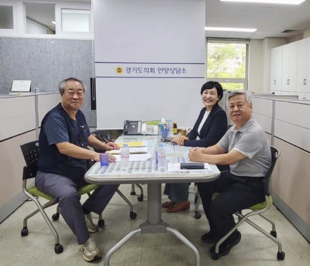 NSP통신-이채명 경기도의원이 3일 안양상담소에서 경기중부아파트상생협력노동인권지원사업단 임정옥 상임대표와 아파트 경비·미화노동자들의 고용승계와 처우 개선 방안을 논의하고 있다. (사진 = 경기도의회)