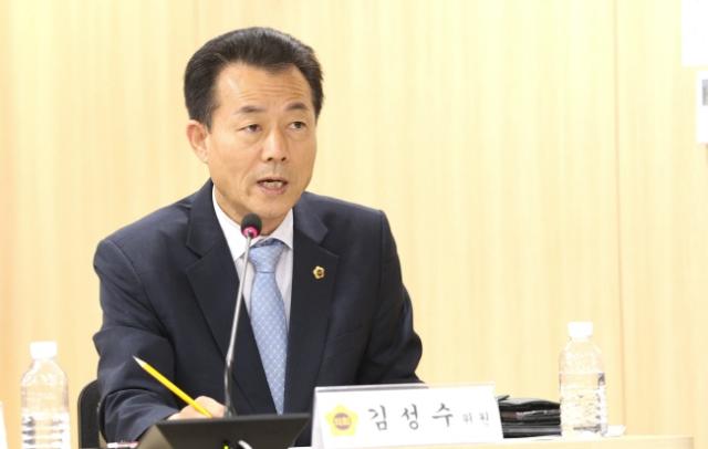 NSP통신-김성수 경기도의원이 3일 의회 중회의실에서 열린 마을버스의 공공성과 지속가능한 발전방안 모색을 위한 토론회에 참석해 발언하고 있다. (사진 = 경기도의회)