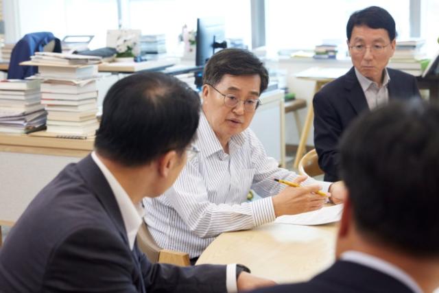 NSP통신-3일 오후 경기도청 집무실에서 김동연 지사가 근로감독권 실행 전략 점검회의를 주재하고 있다. (사진 = 경기도)