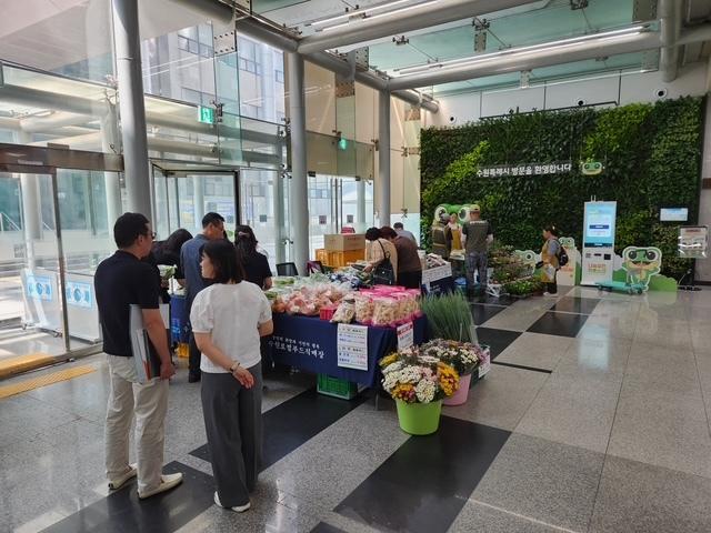 NSP통신-3일 수원시청 별관 로비에서 열린 시민에게 찾아가는 직거래 장터 모습. (사진 = 수원시)