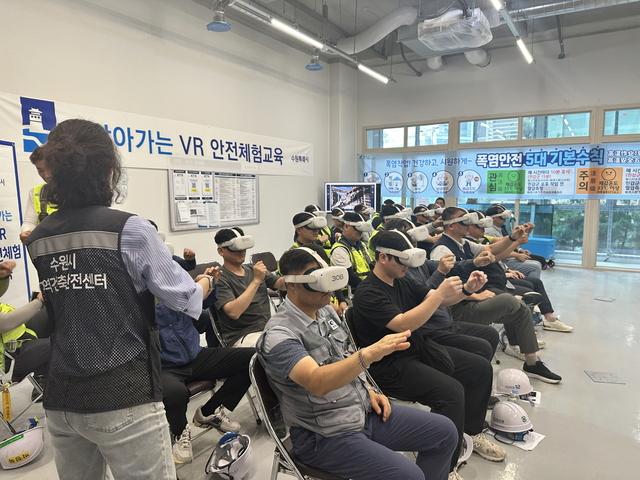 NSP통신-3일 현대 테라타워 지식산업센터에서 건축공사장 관계자들으로 진행된 찾아가는 VR 안전체험교육 모습. (사진 = 수원시)