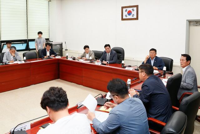 NSP통신-3일 열린 도서건설위원회와 측량협회 임원들이 간담회를 하는 모습. (사진 = 화성시의회)