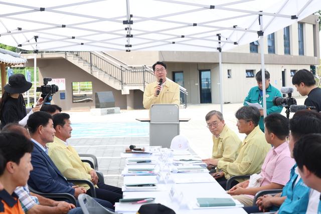 NSP통신-3일 정명근 화성시장(가운데)이 우정읍 고온항에서 진행된 해양사고 대응 2025년 안전화성훈련에서 재난안전대책본부 회의를 주재하고 있다. (사진 = 화성시)