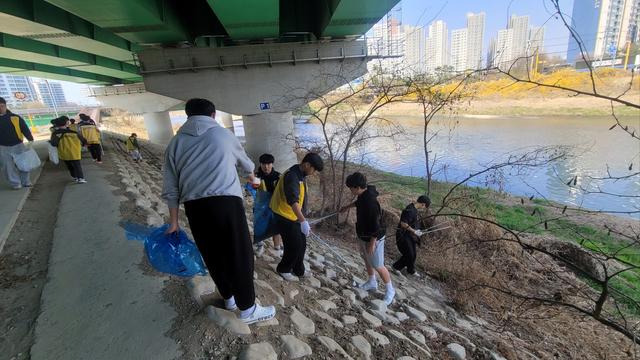 NSP통신-병점역 동문굿모닝힐 입주민들이 황구지천 쓰레기 줍기 행사를 하고 있다. (사진 = 화성시)