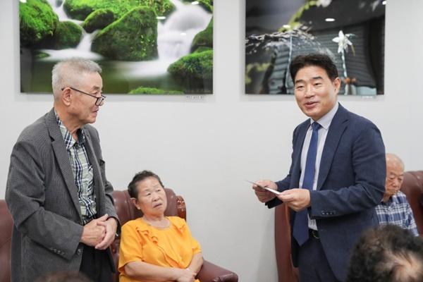 NSP통신-김운남 고양시의회 의장(우) 금정굴 관련 시민단체를 만나고 있다. (사진 = 고양시의회)