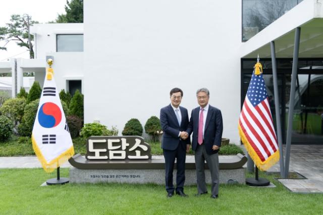 NSP통신-김동연 경기도지사가 4일 오후 도담소에서 조셉 윤 주한 미국대사대리와 오찬 후 기념촬영을 하고 있다. (사진 = 경기도)