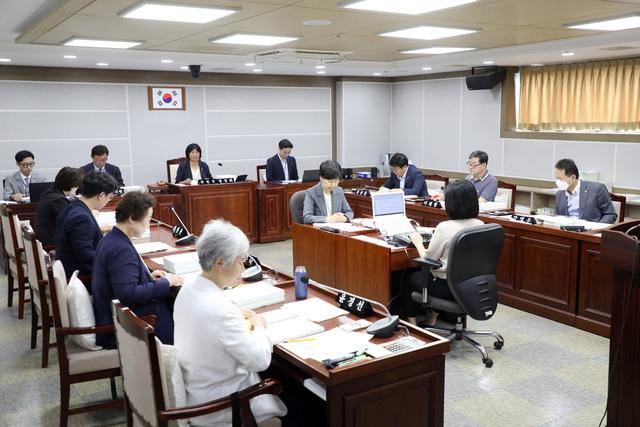 NSP통신-4일 수원시의회 기획경제위원회 안건을 심사하고 있다. (사진 = 수원시의회)