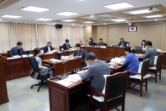 NSP통신-4일 수원시의회 도시미래위원회가 안건 심사를 하고 있다. (사진 = 수원시의회)