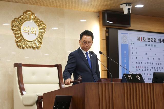 NSP통신-제258회 임시회 제1차 본회의에서 의사봉 타봉하는 강정구 의장. (사진 = 평택시의회)