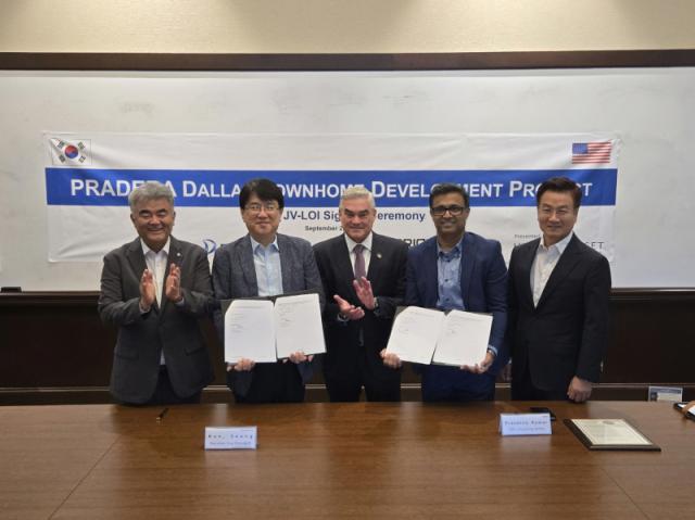 NSP통신-대우건설이 텍사스주 Prosper 시청에서 Orion RE Capital과 Prosper 개발사업 협력 MOU를 체결하고 있다. 사진 왼쪽부터 정원주 대우건설 회장, 한승 대우건설 해외사업단장, 데이비드 브리스톨 (David F. Bristol) Prosper 시장, 프라사나 쿠마르(Prassana Kumar) Orion RE Capital CEO, 전유훈 한강에셋자산운용 총괄대표. (사진 = 대우건설)