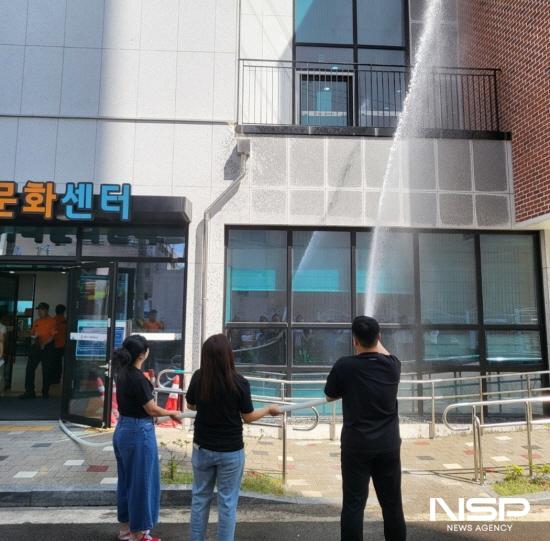 NSP통신-센터 2층 어울림 부엌에서 화재 발생 상황 가정 소방훈련 (사진 = 광양시청)