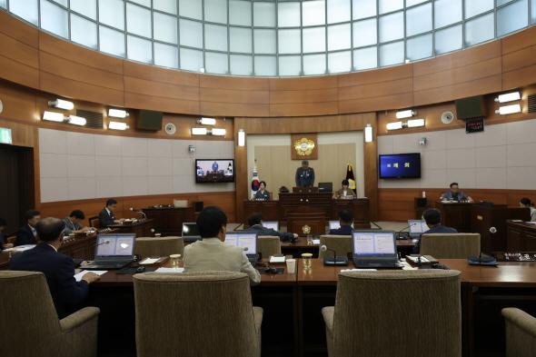 NSP통신-봉화군의회는 5일 의회 본회의장에서 제274회 임시회 제2차 본회의를 열고 제2회 추가경정예산안 등 16건의 안건을 처리하고 10일간의 일정을 마무리했다. (사진 = 봉화군)