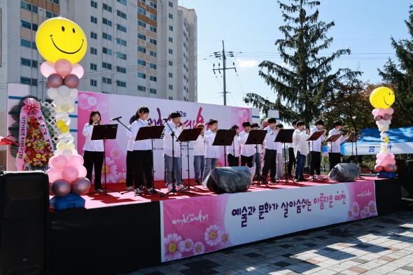 NSP통신-예천군 제14회 예천예술제&생활문화동아리예술제 개막, 예천읍 상설시장 특설무대에서 예천군민과 예술인들의 화합의 장 마련 (사진 = 예천군)