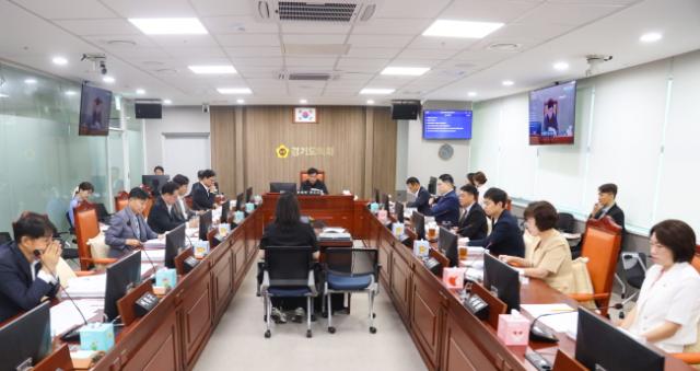 NSP통신-경기도의회 운영위원회가 5일 제386회 임시회 제1차 회의를 열고 행정사무감사 시기 및 기간 결정의 건을 비롯한 주요 안건을 심의·의결하고 있다. (사진 = 경기도의회)