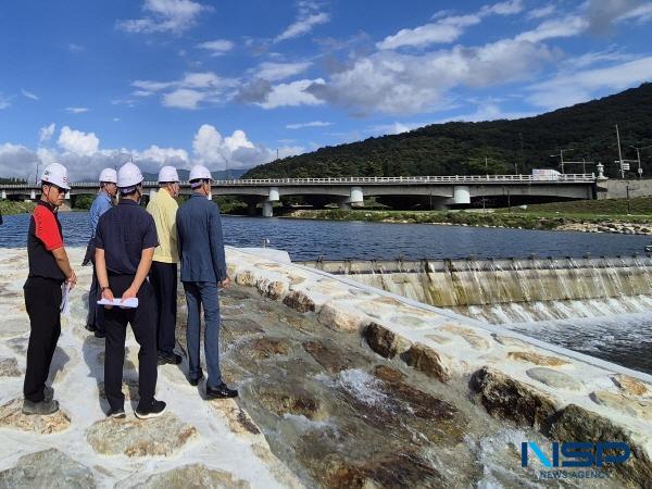 NSP통신-경주시가 2025 APEC 정상회의를 앞두고 추진한 북천 유지수 확보사업 현장을 주낙영 시장이 지난 4일 직접 점검했다. (사진 = 경주시)