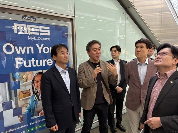 NSP통신-세인트 판크라스역(St. Pancras Station) 내부를 둘러보며 김정후 박사에게 런던의 도시재생 과정과 정책 운영에 대한 설명을 듣는 이동환 고양특례시장과 협의회 방문단(왼쪽부터 이동환 고양특례시장, 김정후 박사, 이강덕 협의회 회장(포항시장), 김병수 김포시장)