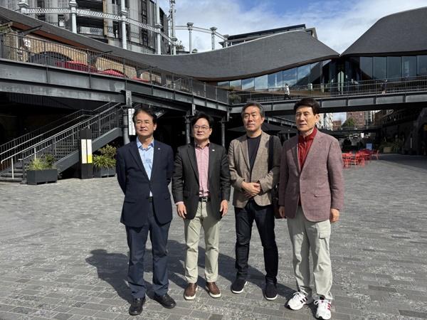 NSP통신-런던 킹스크로스 콜 드롭스 야드(Coal Drops Yard)를 방문하고 지속가능한 도시재생 전략을 모색한 대한민국대도시시장협의회 방문단(왼쪽부터 이동환 고양특례시장, 김병수 김포시장, 김정후 박사, 이강덕 협의회 회장(포항시장)) (사진 = 고양시)