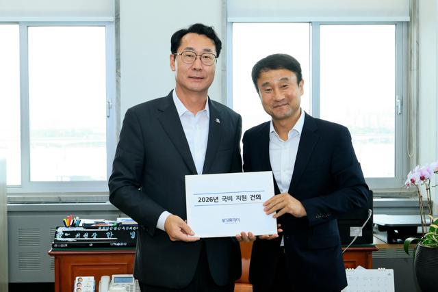 NSP통신-4일 정명근 화성시장(왼쪽)이 한병도 국회 예결위원장을 만나 9개 국비사업 2026년도 예산안 반영 요청 후 기념촬영을 하는 모습. (사진 = 화성시)