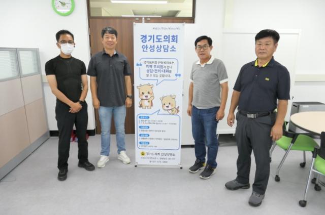 NSP통신-박명수 경기도의원이 3일 안성상담소에서 안성시건설기계연합회 관계자와 정담회 후 기념촬영을 하고 있다. (사진 = 경기도의회)