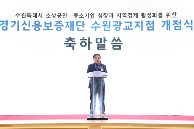 NSP통신-5일 이재식 수원시의회 의장이 경기신용보증재단 수원광교지점 개점식에서 축사를 하고 있다. (사진 = 수원시의회)