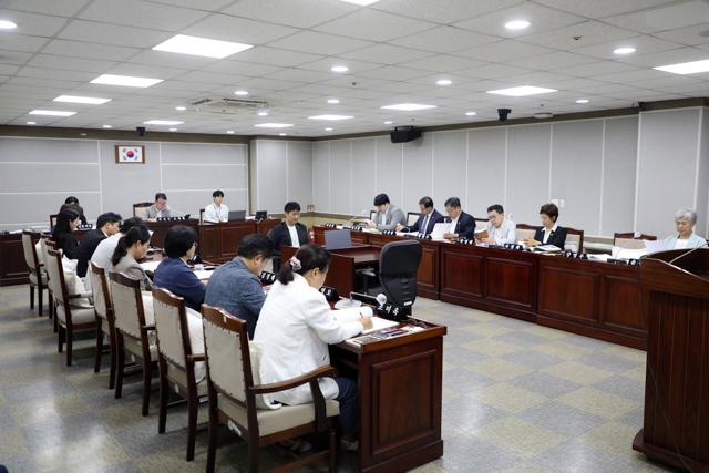 NSP통신-5일 수원시의회 예산결산특별위원회 안건 심사를 하고 있다. (사진 = 수원시의회)