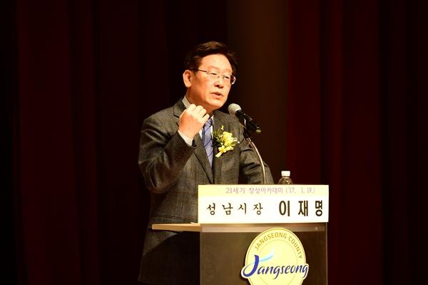 NSP통신-경기 성남시장 재직시절인 지난 2017년 1월 장성아카데미 무대에 오른 이재명 대통령. (사진 = 장성군)