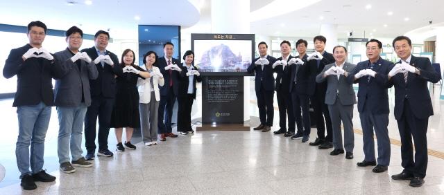 NSP통신-독도디지털체험관 송출식 개관 행사 기념촬영 모습. (사진 = 의원실)