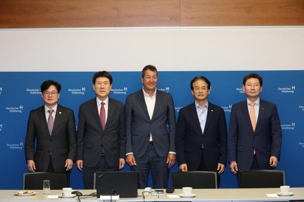 NSP통신-이상일 용인특례시장(오른쪽 첫번째)은 5일 대한민국대도시시장협의회 소속 시장단과 함께 독일 베를린 독일도시협의회를 방문했다. 김병수 김포시장(왼쪽 첫번째), 이강덕 포항시장(왼쪽 두번째), 이동환 고양시장(오른쪽 두번째). (사진 = 용인특례시)