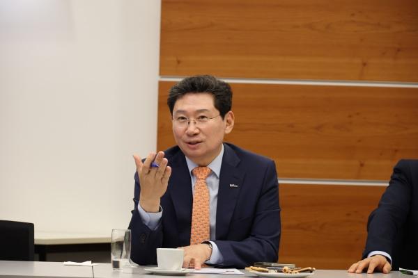 NSP통신-이상일 용인특례시장이 독일도시협의회 고위관계자 힐마르 로예브스키 운영총괄과의 간담회에서 도시 간 교류협력방안에 대해 발언하고 있다. (사진 = 용인특례시)