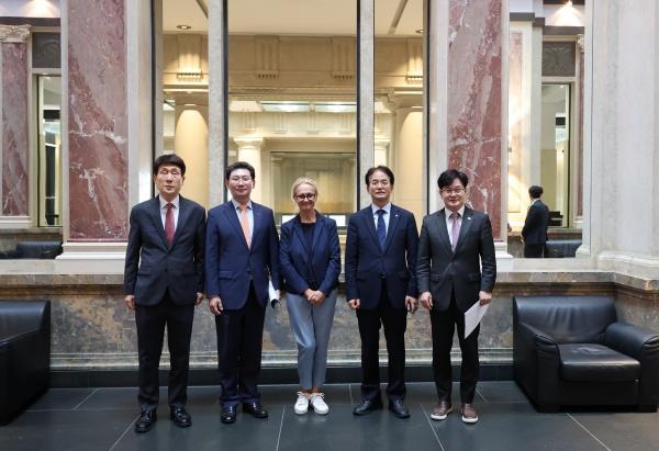 NSP통신-이상일 용인특례시장이 독일연방 상원의회를 방문 가운데 기념촬영 모습. (사진 = 용인특례시)