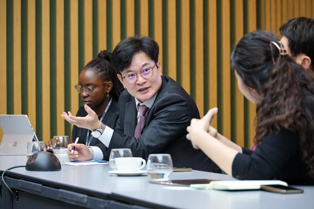 NSP통신-김병수 김포시장이 런던시청을 방문해 도시재생 관계부서와의 미팅을 진행하고 있는 모습. (사진 = 김포시)