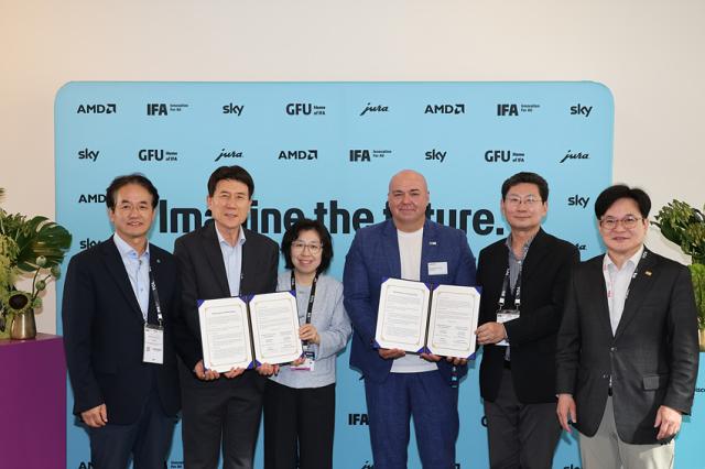 NSP통신-김병수 김포시장과 대한민국대도시시장협의회 참가단이 IFA 최고 경영자인 라이프 린드너와 함께 하고 있는 모습. 왼쪽 네번째부터 라이프 린드너 최고 경영자, 이상일 용인특례시장, 김병수 김포시장. (사진 = 김포시)