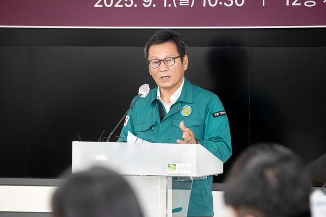 NSP통신-김홍규 강릉시장이 2차 기자회견을 진행하고 있는 모습. (사진 = 강릉시)